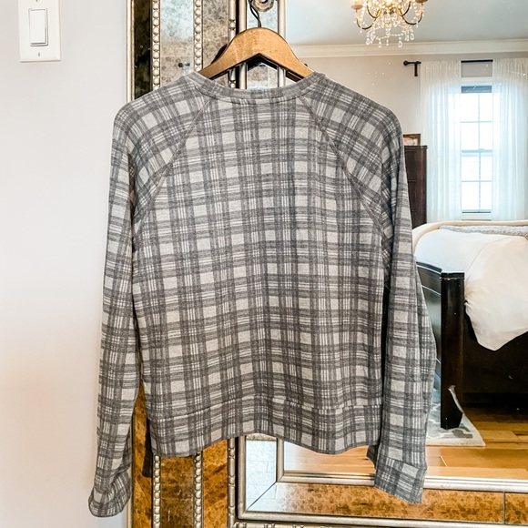 Beyond Yoga 🧘🏻‍♀️ Favorite Raglan Crew Pullover - Small - Picture 2 of 3